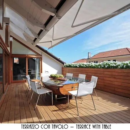 Luxurious Penthouse With Large Sea View Terraces דירה